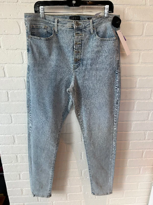 High Street Style Light denim ripped jeans Blue Denim Jeans Flared Banana Republic, Size 14 High Street Style Light denim ripped jeans Blue Denim Jeans Flared Banana Republic, Size 14